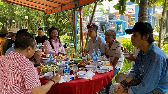 Thăm mộ cố NS Lê Vũ Cầu, Phước Sang trông gầy và già đi nhiều-10