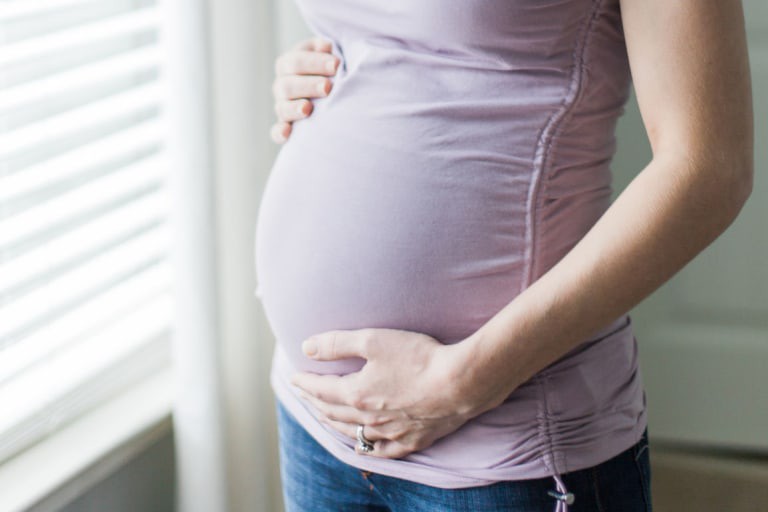 Phân biệt rò rỉ nước ối và són tiểu, mẹ bầu cần nắm rõ để đảm bảo sức khỏe thai nhi-1