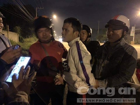 Bàng hoàng nghịch tử đâm mẹ trọng thương, lục túi lấy 100 ngàn đi chơi với bạn-1