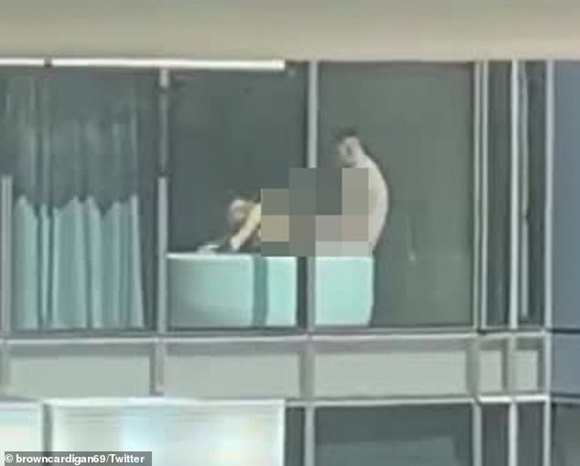 Mây mưa giữa thanh thiên bạch nhật, cặp đôi khiến loạt nhân viên văn phòng tòa nhà đối diện không thể tập trung làm việc ngay sáng thứ Hai-1