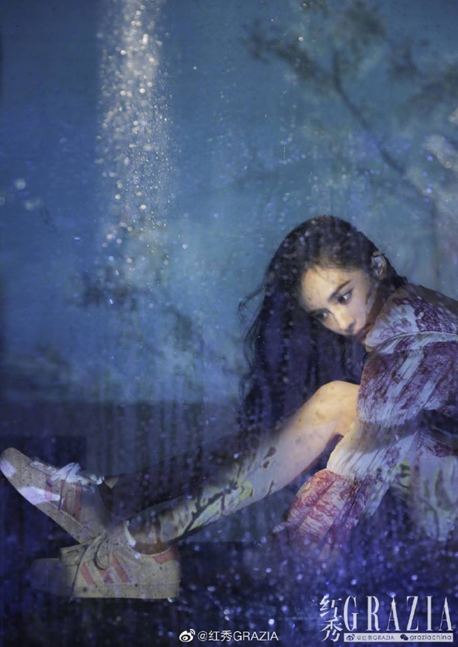 Dương Mịch diện váy xẻ cao, khoe chân thon dài trên tạp chí-4