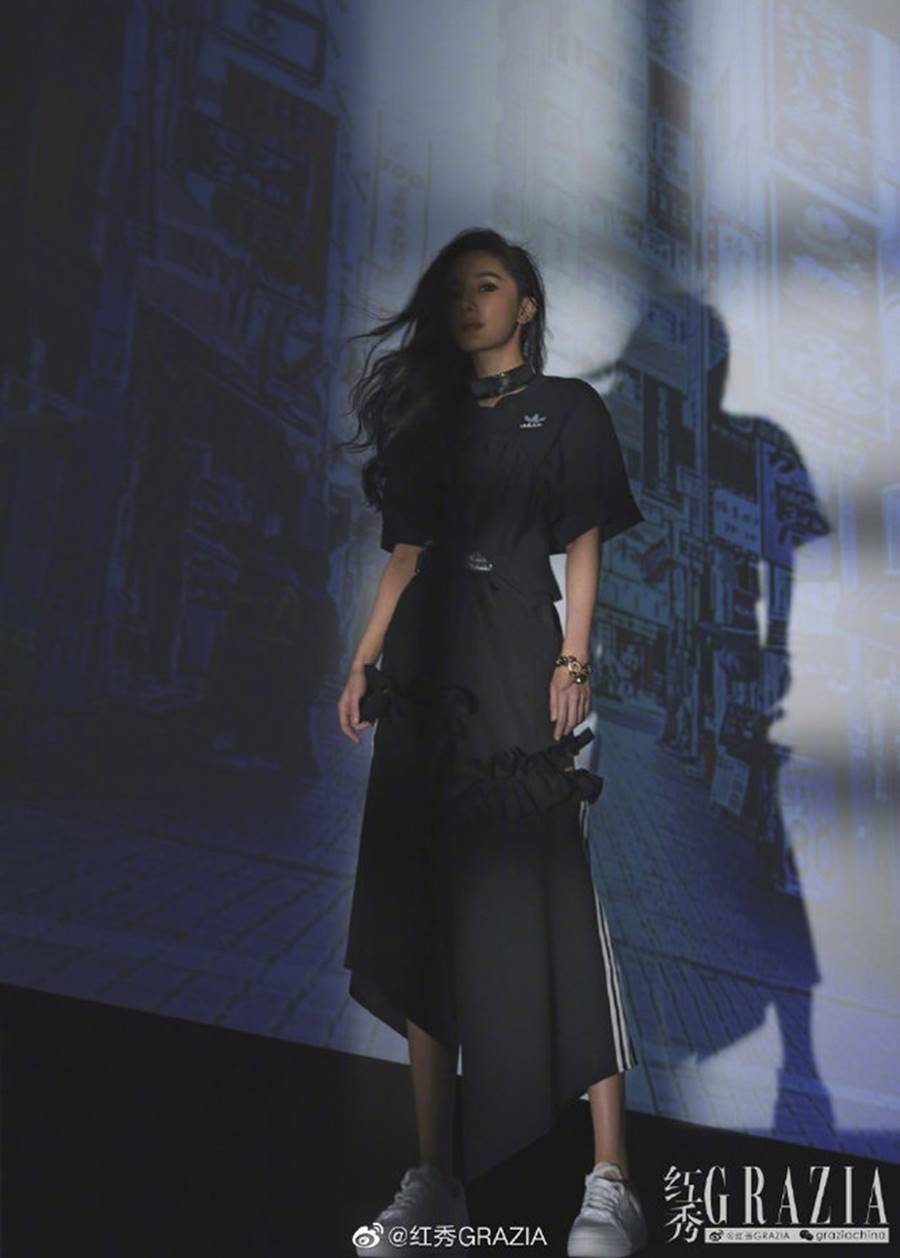 Dương Mịch diện váy xẻ cao, khoe chân thon dài trên tạp chí-5