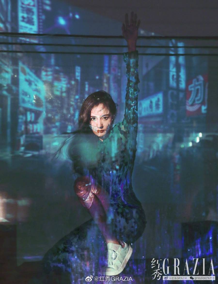 Dương Mịch diện váy xẻ cao, khoe chân thon dài trên tạp chí-6