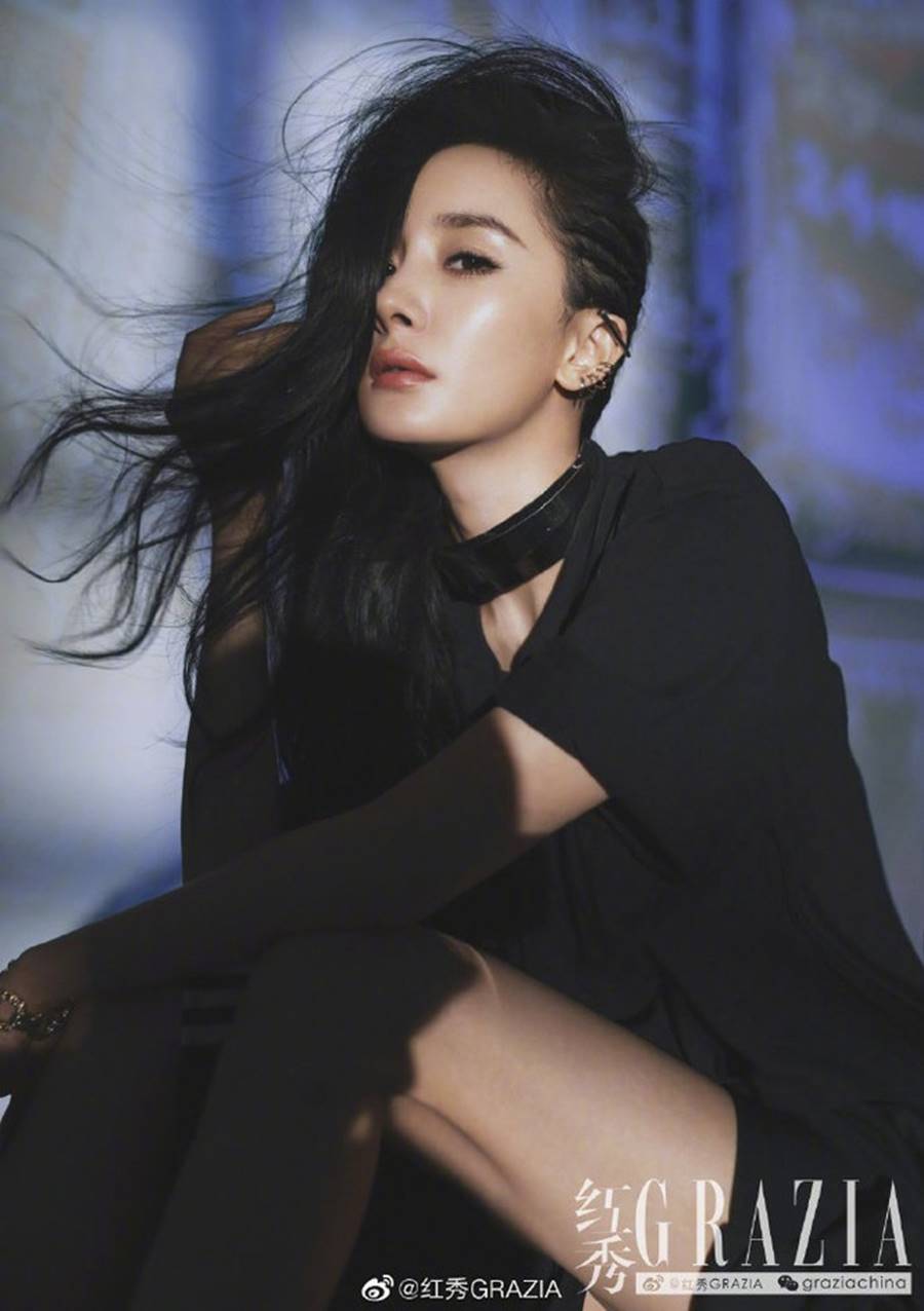 Dương Mịch diện váy xẻ cao, khoe chân thon dài trên tạp chí-7