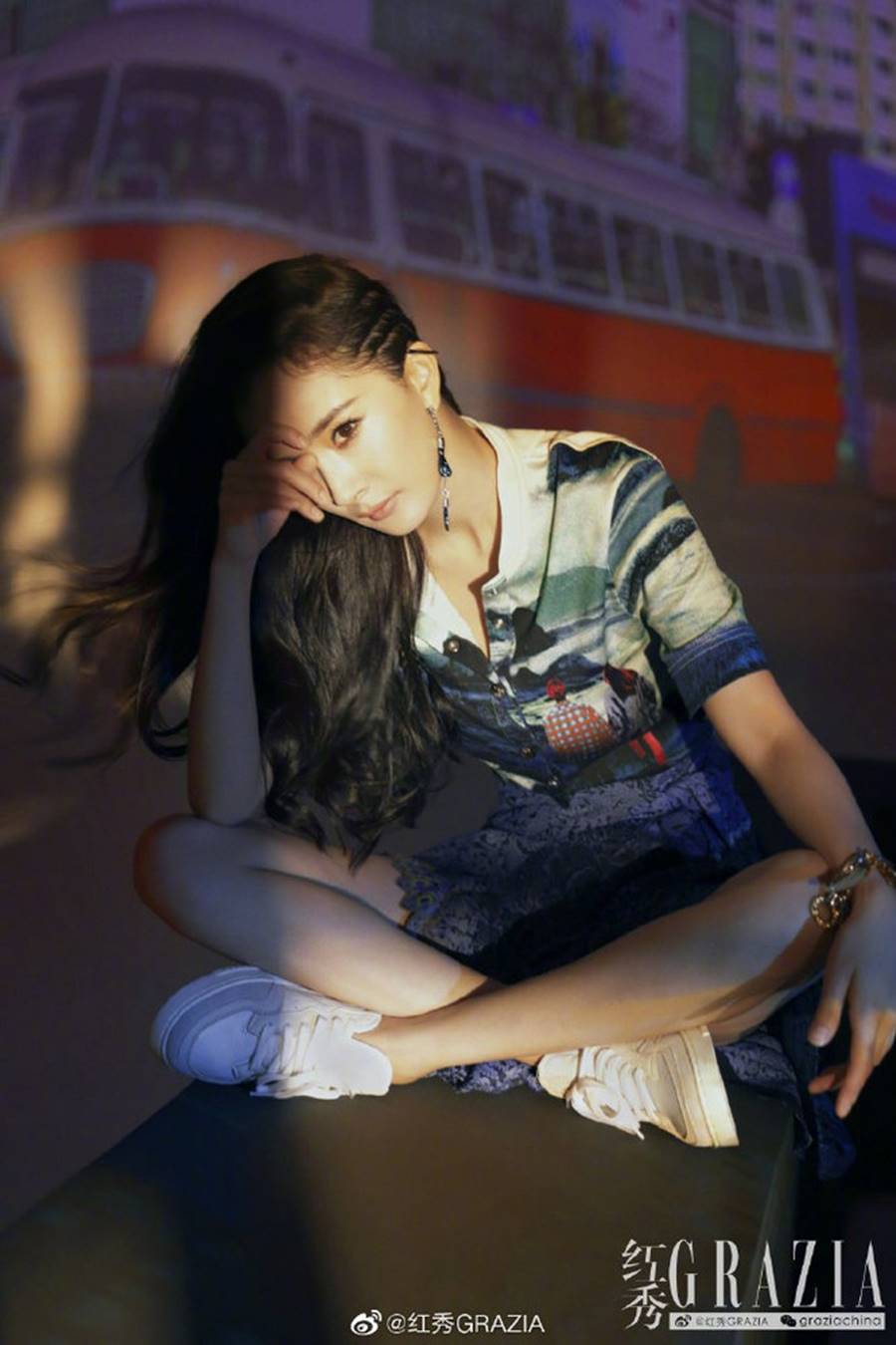 Dương Mịch diện váy xẻ cao, khoe chân thon dài trên tạp chí-8