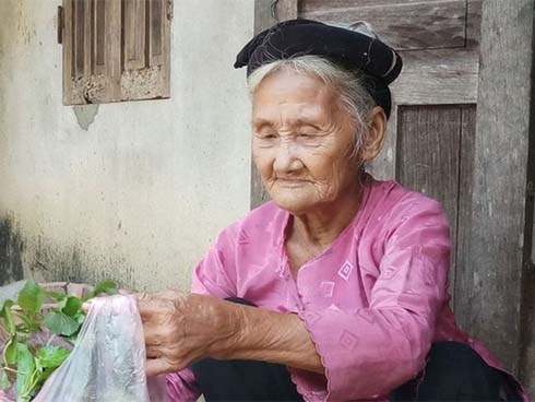 Xúc động việc cụ bà 83 tuổi lên xã xin ra khỏi diện hộ nghèo