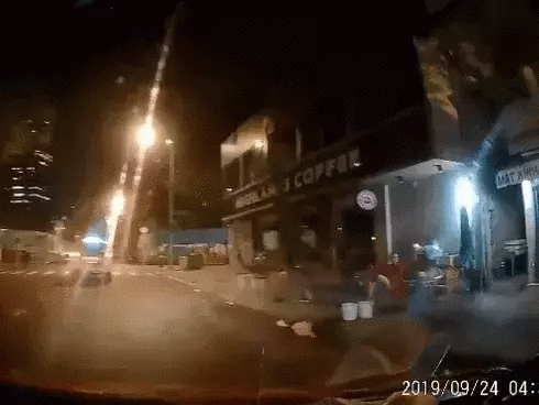 Bị đâm văng lên vỉa hè, thanh niên vứt xe máy bỏ chạy làm dân mạng tranh cãi gay gắt