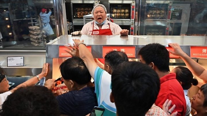 Khủng khiếp, bà nội trợ quyết tranh giành miếng thịt lợn cuối cùng-1