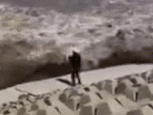 Sóng cao 3 m 'nuốt chửng' người đàn ông Trung Quốc