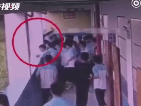 Mâu thuẫn ở trường, nam sinh đẩy bạn học ngã từ lầu 4 xuống đất khiến nạn nhân trọng thương nhưng lỗi không hoàn toàn nằm ở kẻ ra tay