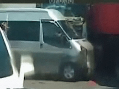 Cảnh tài xế xe máy bỗng nhiên lao thẳng vào đầu xe container-1