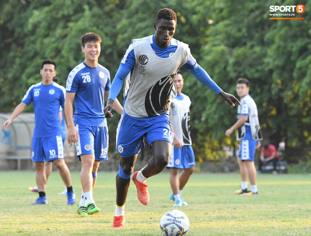 Duy Mạnh hài hước chơi xấu đồng đội, Văn Kiên tiu nghỉu vì bị thầy bẻ còi-4