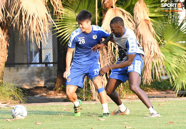 Duy Mạnh hài hước chơi xấu đồng đội, Văn Kiên tiu nghỉu vì bị thầy bẻ còi-10