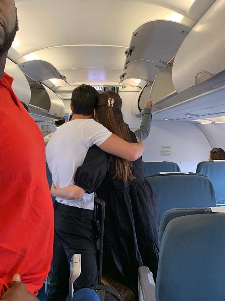 Kim Lý ôm hôn Hà Hồ trên máy bay khiến hành khách trố mắt-2