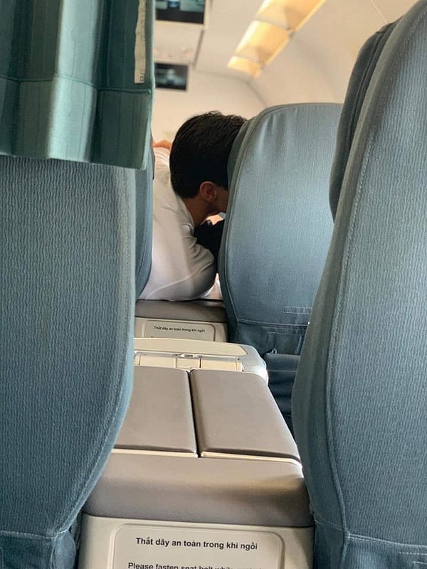Kim Lý ôm hôn Hà Hồ trên máy bay khiến hành khách trố mắt-4