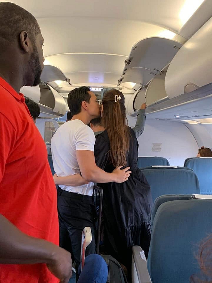 Kim Lý ôm hôn Hà Hồ trên máy bay khiến hành khách trố mắt-1