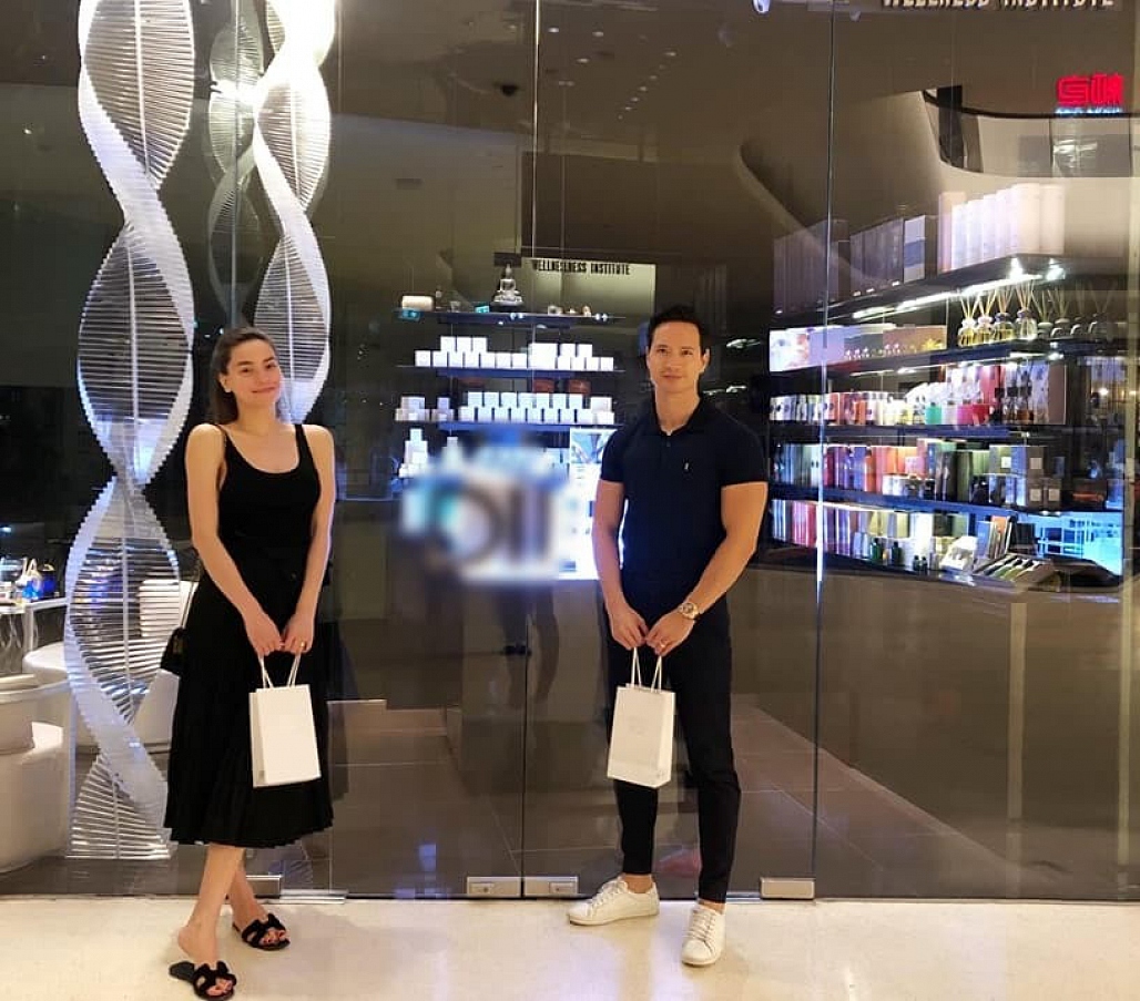 Kim Lý ôm hôn Hà Hồ trên máy bay khiến hành khách trố mắt-5