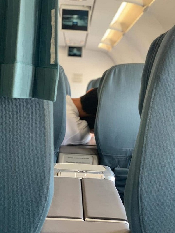 Kim Lý ôm hôn Hà Hồ trên máy bay khiến hành khách trố mắt-3