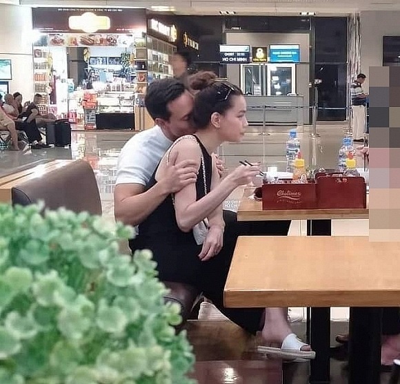 Kim Lý ôm hôn Hà Hồ trên máy bay khiến hành khách trố mắt-6