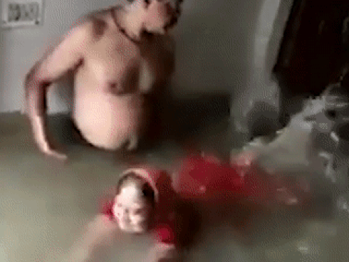 Tranh thủ mưa ngập nhà, chồng dạy vợ tập bơi