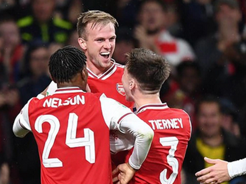 Tân đội trưởng Arsenal bị fan gọi là đồ hèn vì cúi đầu né bóng dẫn đến bàn thua-4