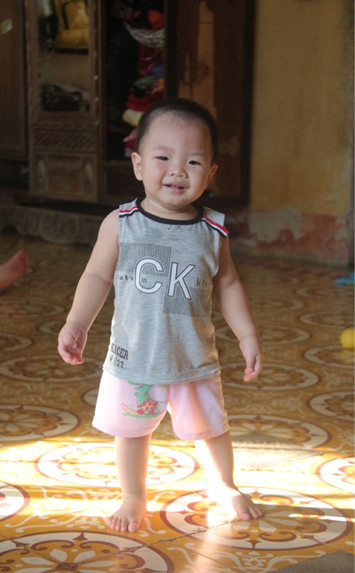 Số phận đặc biệt và giọt nước mắt hối hận của người mẹ trẻ ôm con sau song sắt-2