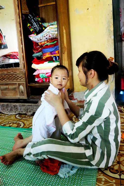 Số phận đặc biệt và giọt nước mắt hối hận của người mẹ trẻ ôm con sau song sắt-1