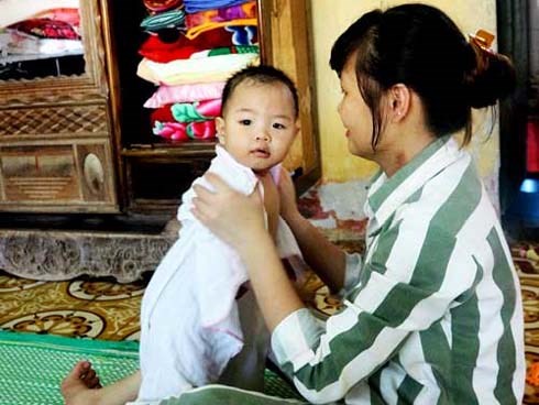 Số phận đặc biệt và giọt nước mắt hối hận của người mẹ trẻ ôm con sau song sắt