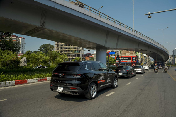 Diễu phố Hà Nội, dàn xe VinFast Lux thu hút mọi ánh nhìn-2