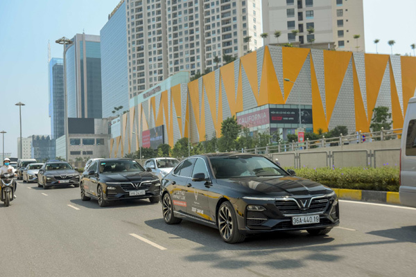 Diễu phố Hà Nội, dàn xe VinFast Lux thu hút mọi ánh nhìn-5