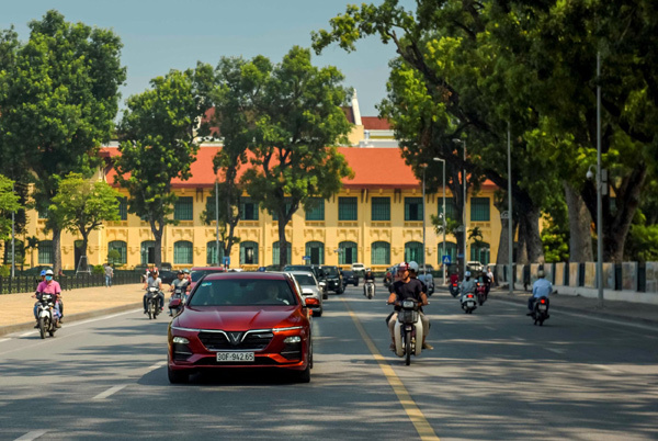 Diễu phố Hà Nội, dàn xe VinFast Lux thu hút mọi ánh nhìn-6