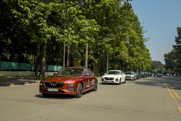 Diễu phố Hà Nội, dàn xe VinFast Lux thu hút mọi ánh nhìn-10