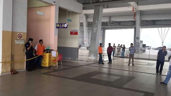 Bồn cầu bị tắc và nước có màu đỏ, người dân kinh hoàng khi phát hiện sự thật bên trong-2