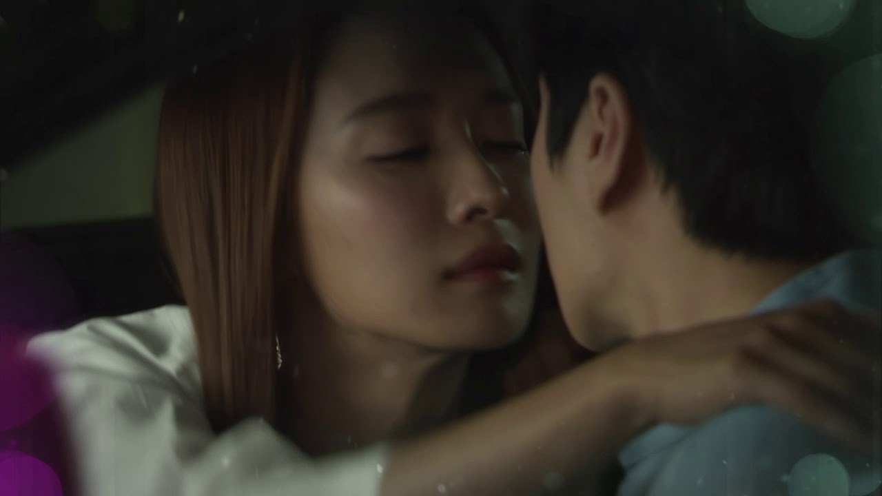 Đồng nghiệp xin tới nhà ngủ nhờ 1 đêm, tôi bàng hoàng nghe tiếng lạ dưới gối-1