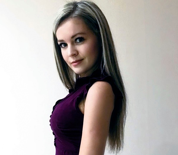 Đi tắm bồn vẫn không quên sống ảo, cô gái trẻ trả giá bằng cả mạng sống khi điện thoại đang cắm sạc rơi xuống nước-1