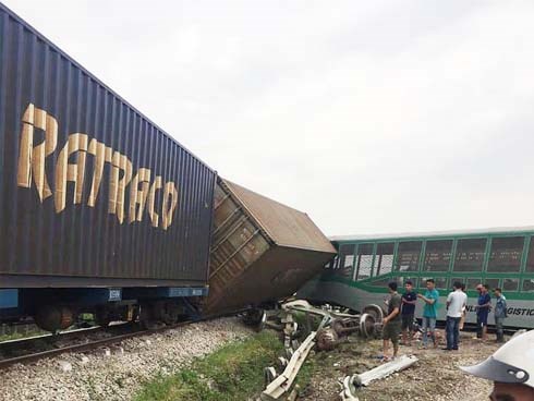 Kinh hoàng tàu hỏa tông nát bét xe tải, toa tàu văng xuống đường khiến 2 người bị thương
