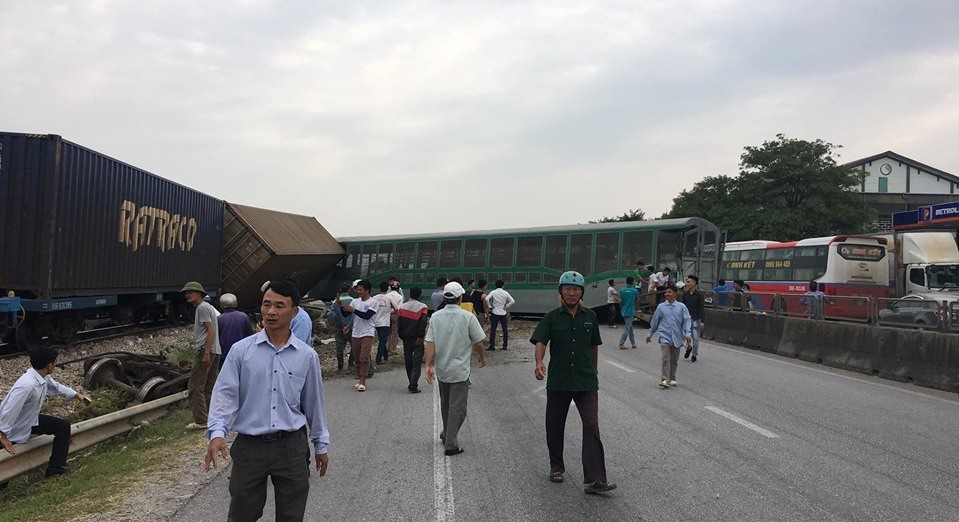 Kinh hoàng tàu hỏa tông nát bét xe tải, toa tàu văng xuống đường khiến 2 người bị thương-2