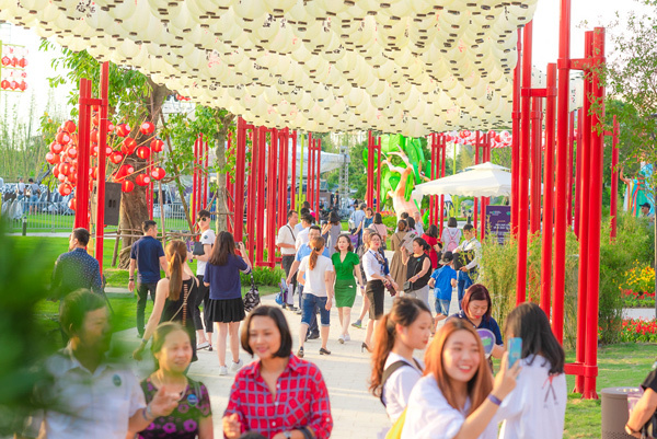 Sau 10 ngày ra mắt, vườn Nhật giữa Thủ đô vẫn nườm nượp khách ‘sống ảo’-2