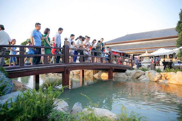 Sau 10 ngày ra mắt, vườn Nhật giữa Thủ đô vẫn nườm nượp khách ‘sống ảo’-10