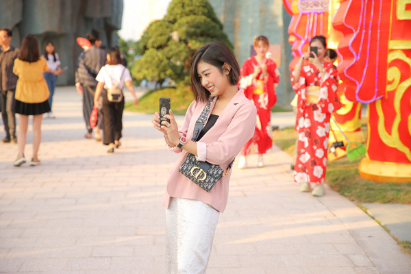 Sau 10 ngày ra mắt, vườn Nhật giữa Thủ đô vẫn nườm nượp khách ‘sống ảo’-1