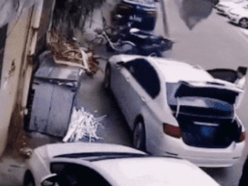 Khối bê tông rơi từ trên cao, suýt đè trúng người đàn ông