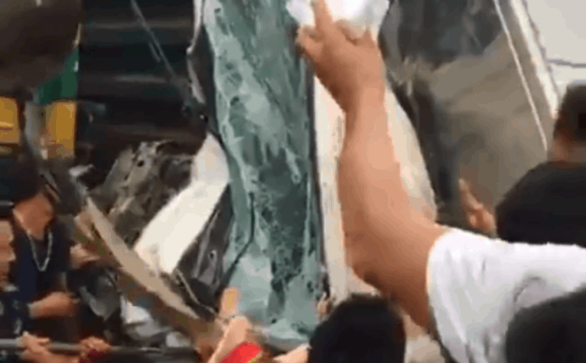 CLIP: Hỗn loạn cảnh CSGT và hàng chục người nâng xe tải bị tàu hỏa đâm bẹp dúm cứu tài xế-1
