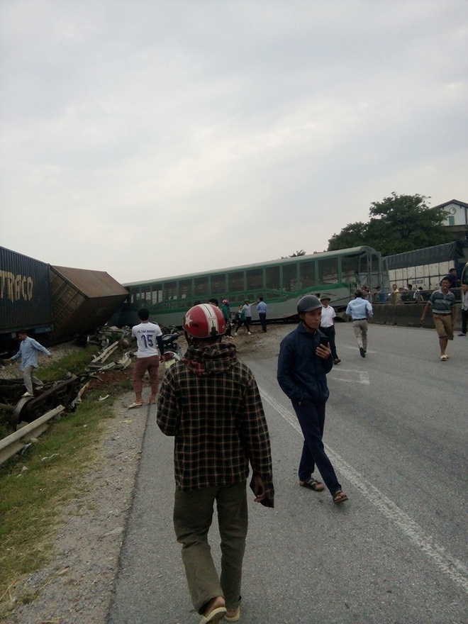 CLIP: Hỗn loạn cảnh CSGT và hàng chục người nâng xe tải bị tàu hỏa đâm bẹp dúm cứu tài xế-2