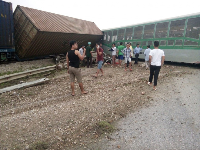 CLIP: Hỗn loạn cảnh CSGT và hàng chục người nâng xe tải bị tàu hỏa đâm bẹp dúm cứu tài xế-3