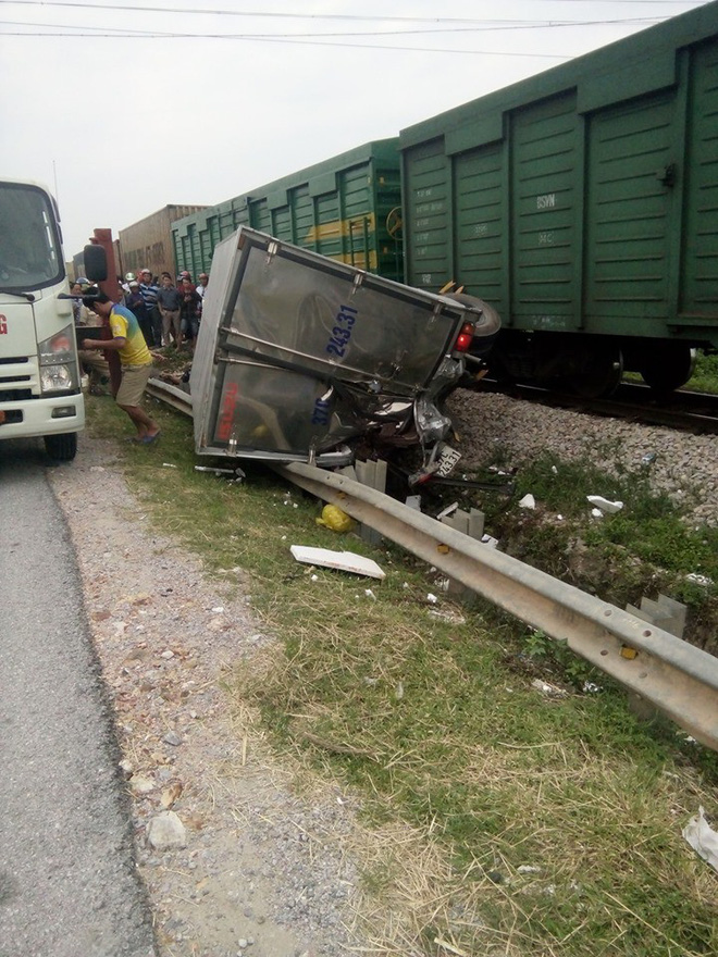 CLIP: Hỗn loạn cảnh CSGT và hàng chục người nâng xe tải bị tàu hỏa đâm bẹp dúm cứu tài xế-4