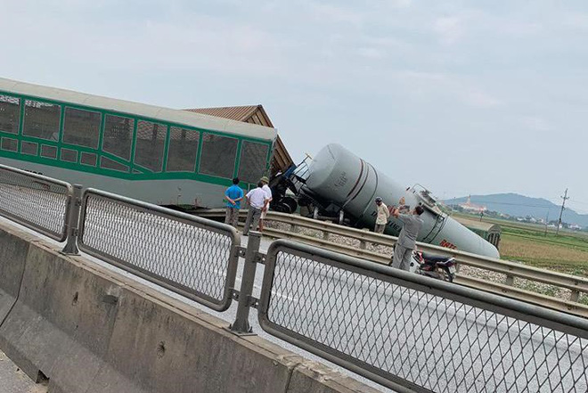 CLIP: Hỗn loạn cảnh CSGT và hàng chục người nâng xe tải bị tàu hỏa đâm bẹp dúm cứu tài xế-5
