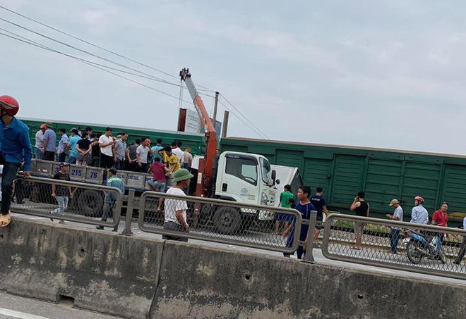 CLIP: Hỗn loạn cảnh CSGT và hàng chục người nâng xe tải bị tàu hỏa đâm bẹp dúm cứu tài xế-6