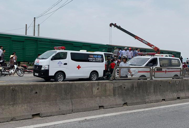 CLIP: Hỗn loạn cảnh CSGT và hàng chục người nâng xe tải bị tàu hỏa đâm bẹp dúm cứu tài xế-7
