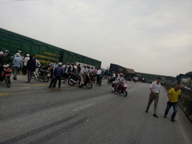 CLIP: Hỗn loạn cảnh CSGT và hàng chục người nâng xe tải bị tàu hỏa đâm bẹp dúm cứu tài xế-8