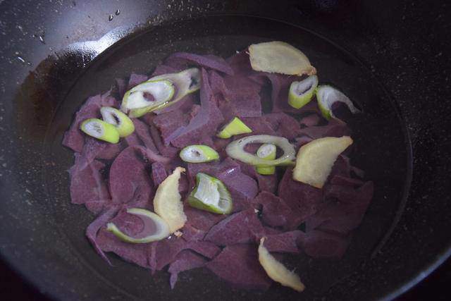 Làm sạch gan lợn, người dùng muối hoặc dầu mè, còn đây mới là cách làm của đầu bếp-2